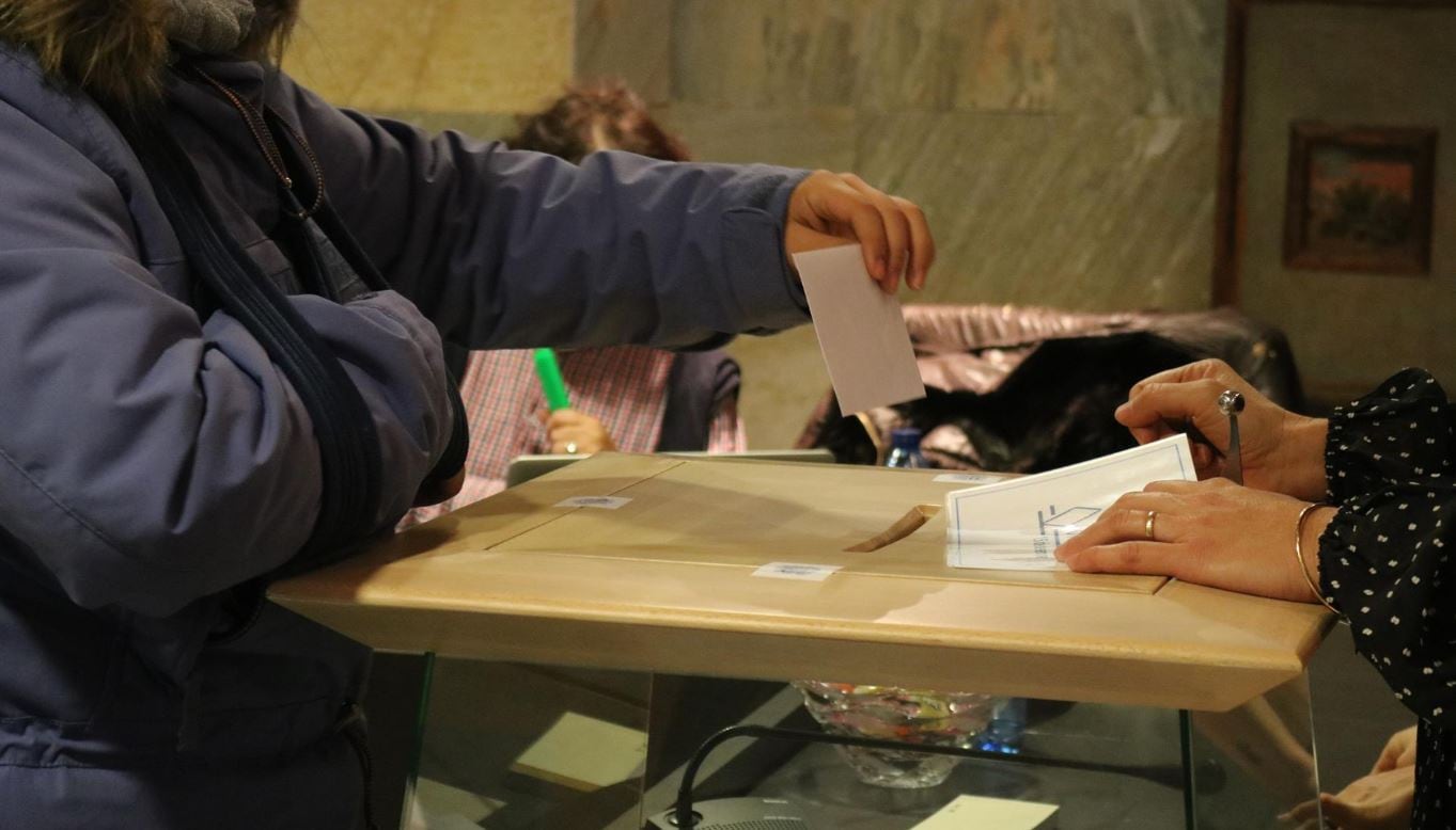 Una electora dipositant el vot a Andorra.