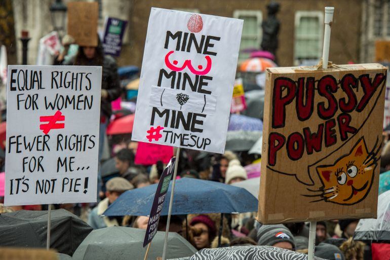 Carteles en la marcha del movimientos Times&#039;s Up de Londres