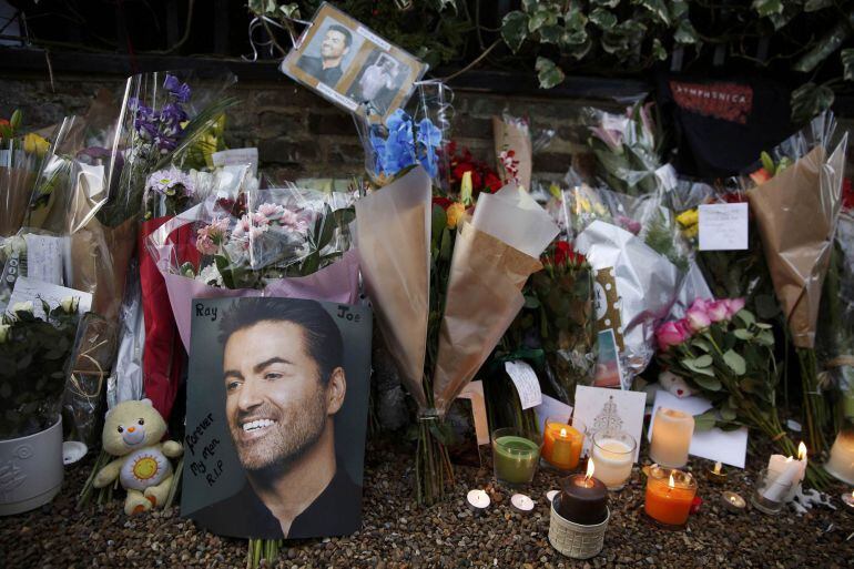 Flores y velas a las puertas de la casa de  George Michael, en el norte de Londres