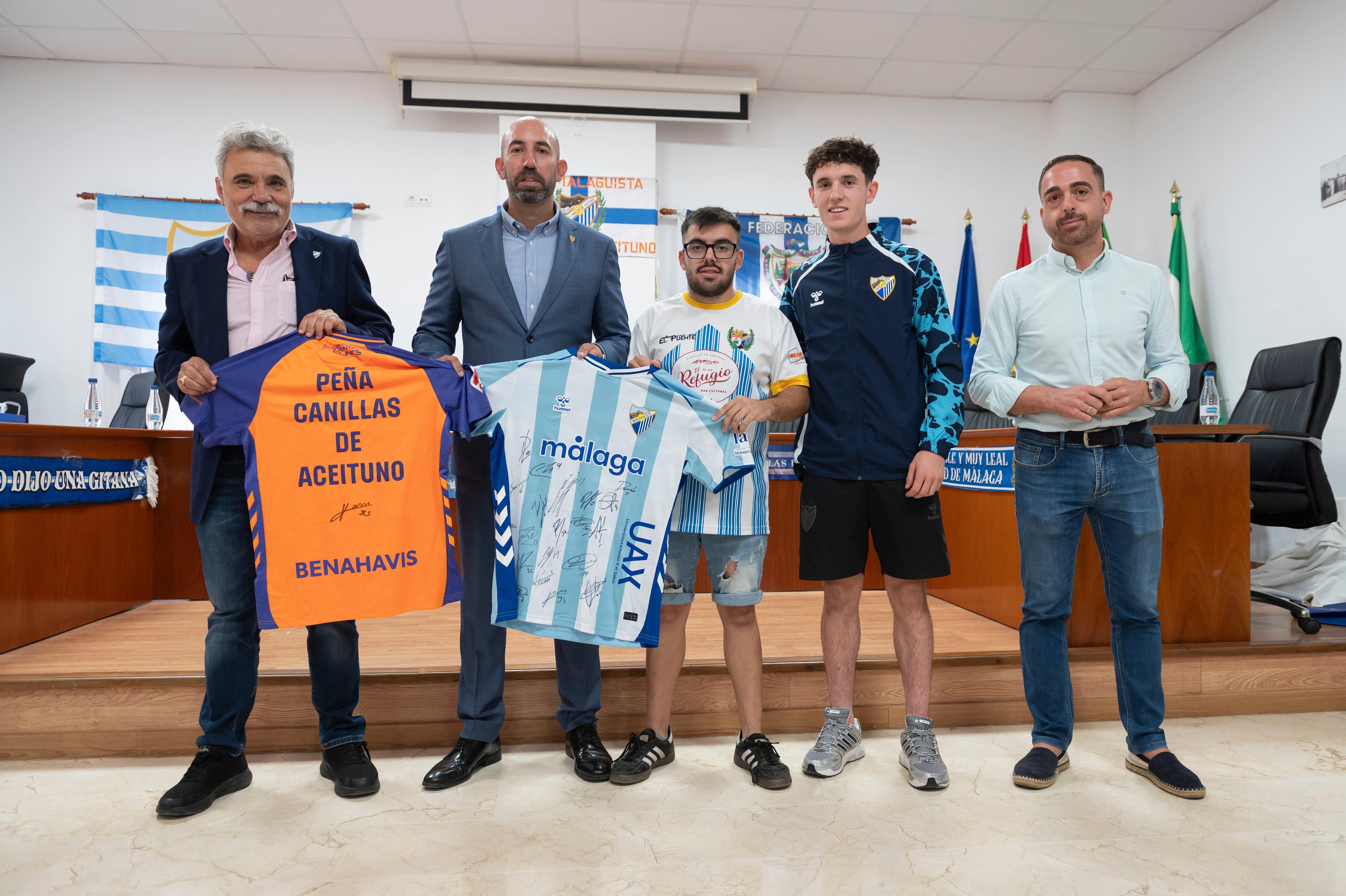 El Málaga CF asiste a la Peña Canillas de Aceituno