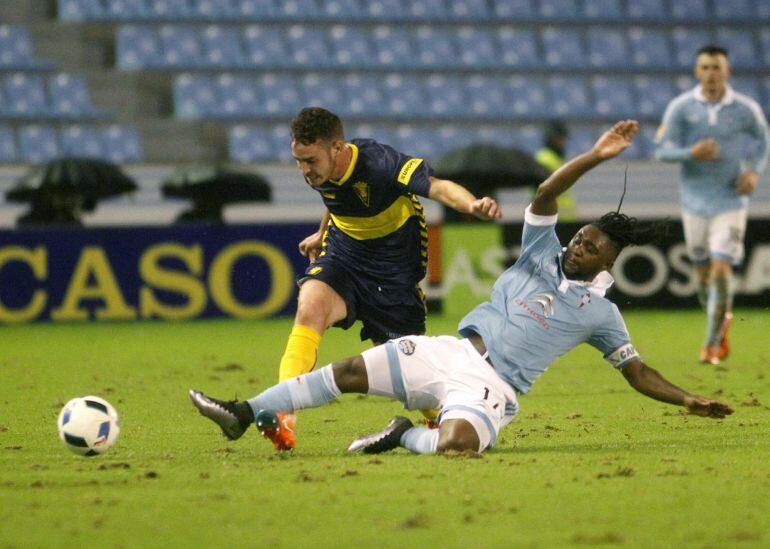 El centrocampista gabonés del Celta, Levy Clement Madinda (d), corta el avance del defensa del Cádiz, Servando Sánchez, durante el encuentro correspondiente a la vuelta de los octavos de final de la Copa del Rey, disputado en el estadio vigués de Balaidos