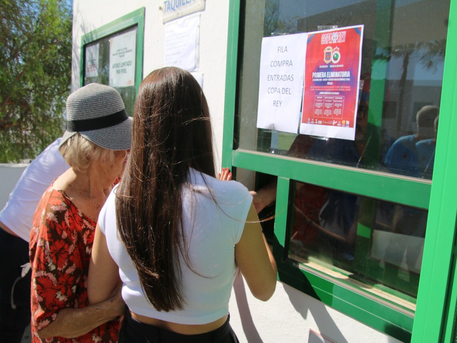 Aficionados de la UD Lanzarote comprando entradas para la eliminatoria de la Copa del Rey frente al Rácing de Santander.