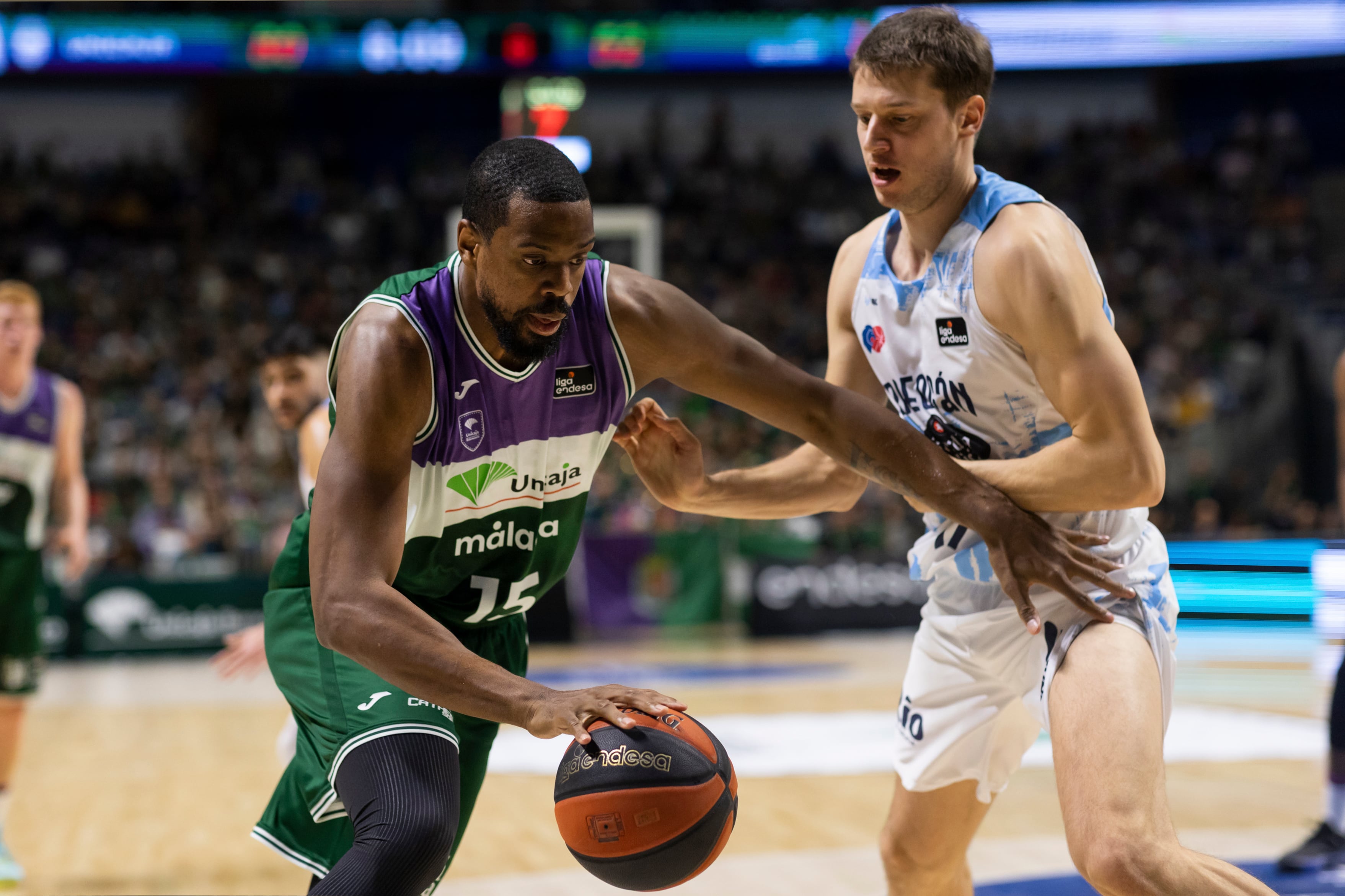 MÁLAGA, 14/01/2023.- El ala-pívot estadounidense del Unicaja Will Thomas (i) es defendido por el ala-pívot serbio del Río Breogán Marko Lukovic (d), durante el partido de la decimoséptima jornada de la Liga Endesa que Unicaja Málaga y Río Breogán disputan este sábado en el Palacio de los Deportes José María Martín Carpena. EFE/Carlos Díaz