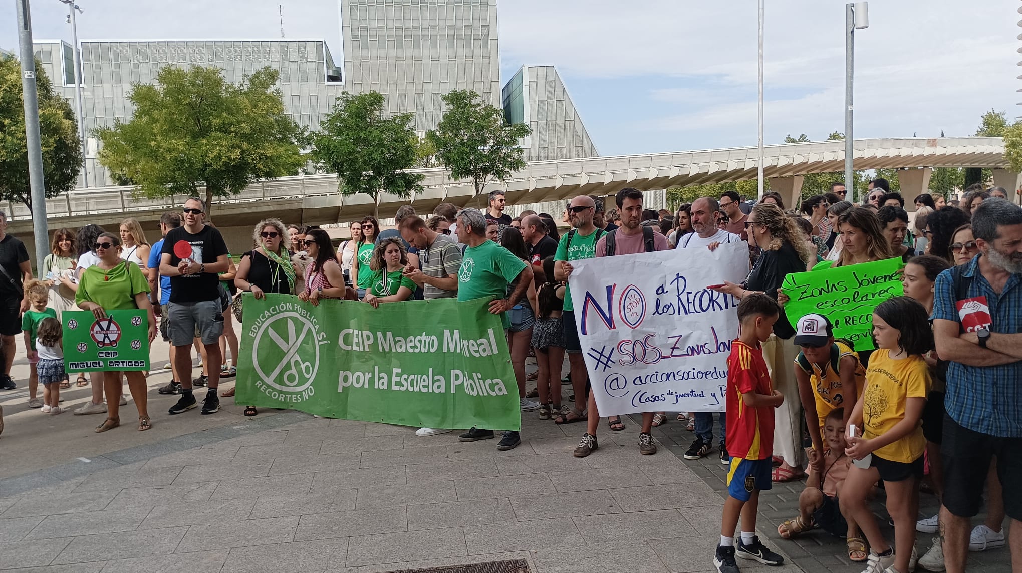 Manifestantes en contra del recorte en educación en Zaragoza