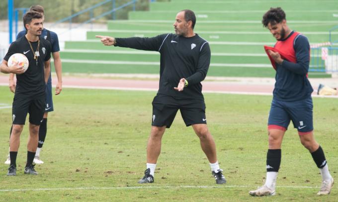 Salva da órdenes durante un entrenamiento del San Fernando