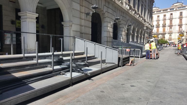 Montaje de los palcos de la calle Ángel Ganivet antes de Semana Santa