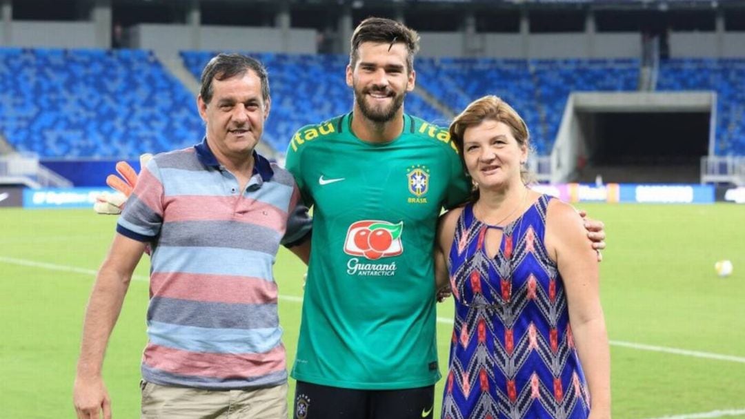 Alisson Becker, portero del Liverpool de Inglaterra, junto a sus padres