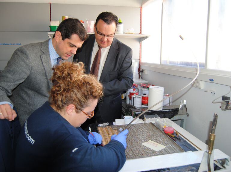 El alcalde de Albacete, Javier Cuenca, durante la visita a una empresa