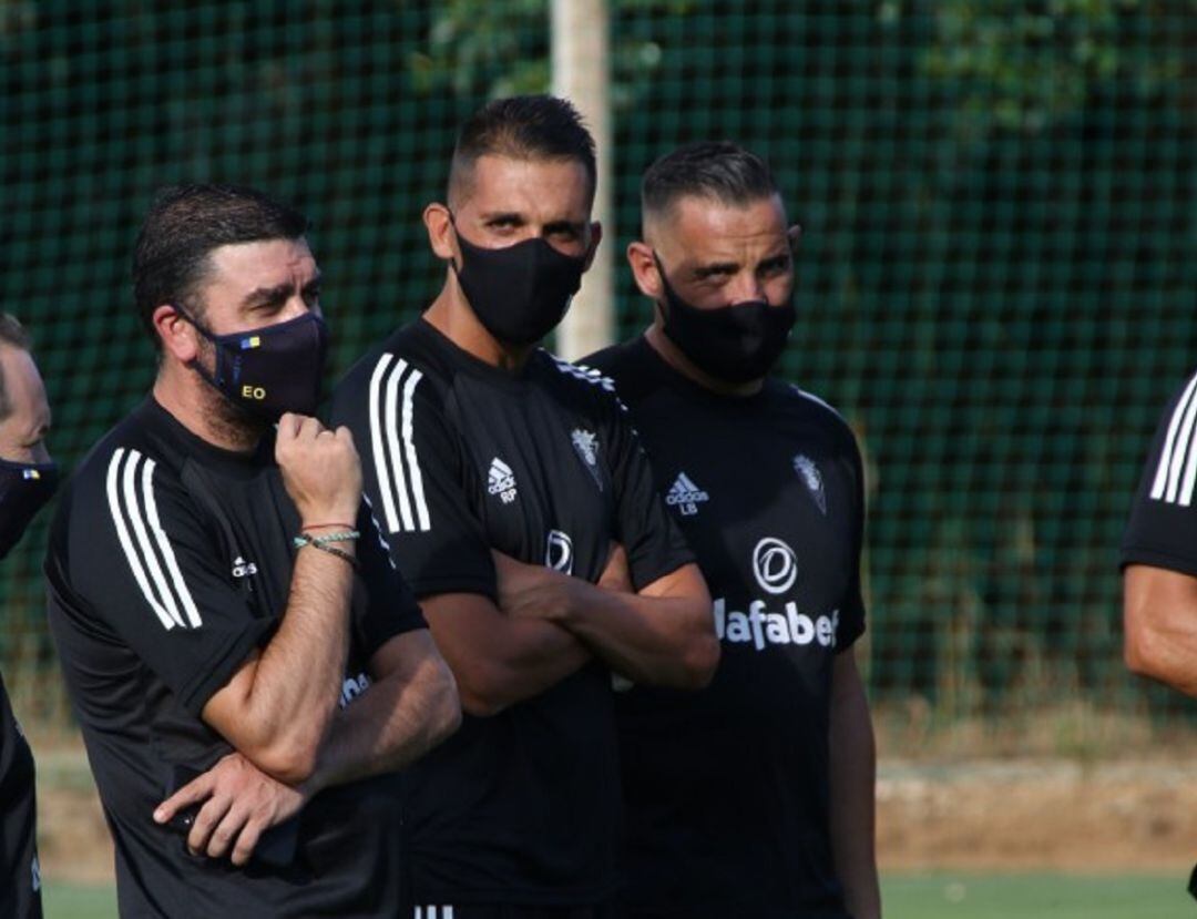 Perera con parte del cuerpo técnico durante un entrenamiento