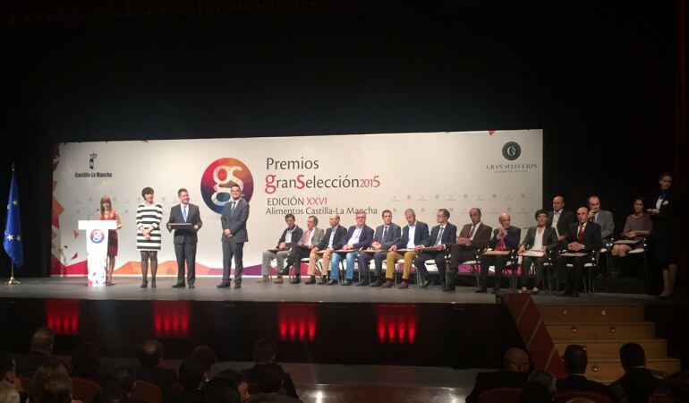 La alcaldesa, el presidente de Castilla-La Mancha y el consejero de Agricultura durante el transcurso de la entrega de los premios.