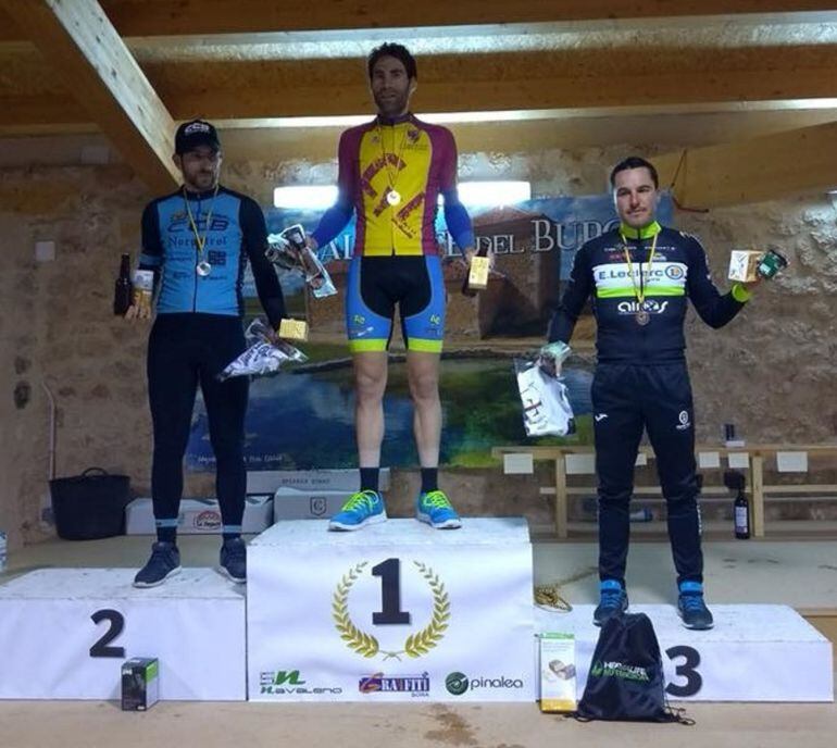 José María Catalina (d), tercer clasificado en el Regional Master de Ciclismo en Ruta.