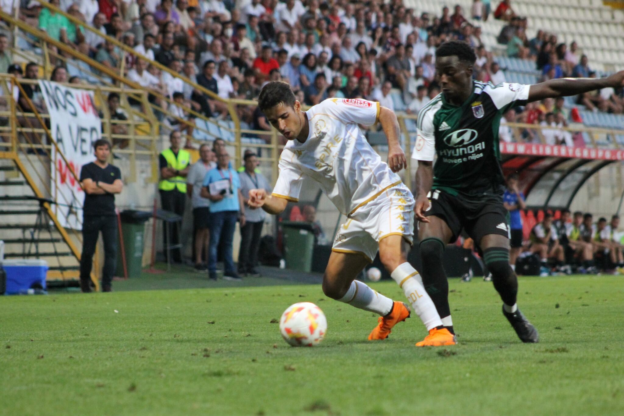 Solís se lleva el balón ante un jugador del Badajoz