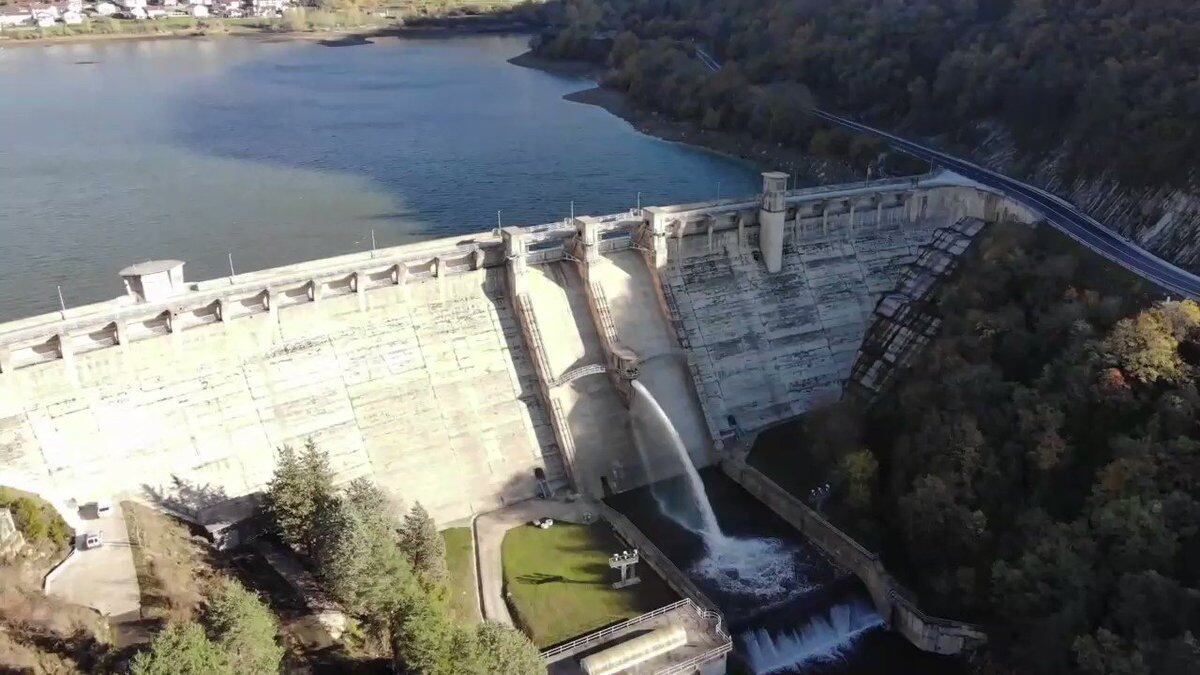 Embalse de Mansilla desembalsando agua. ARCHIVO