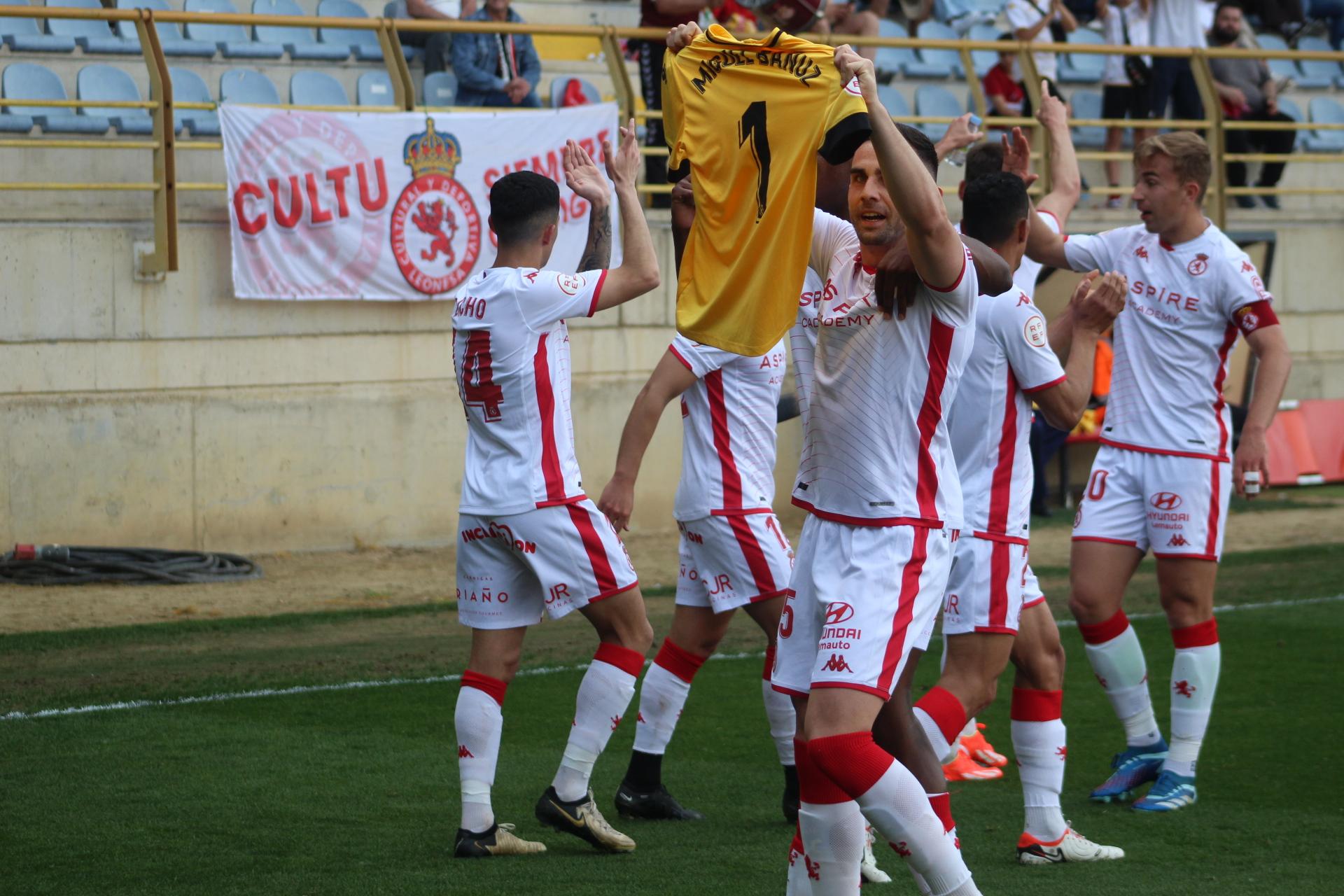 Fornos anotó el primer gol de la Cultural / Isaac Llamazares