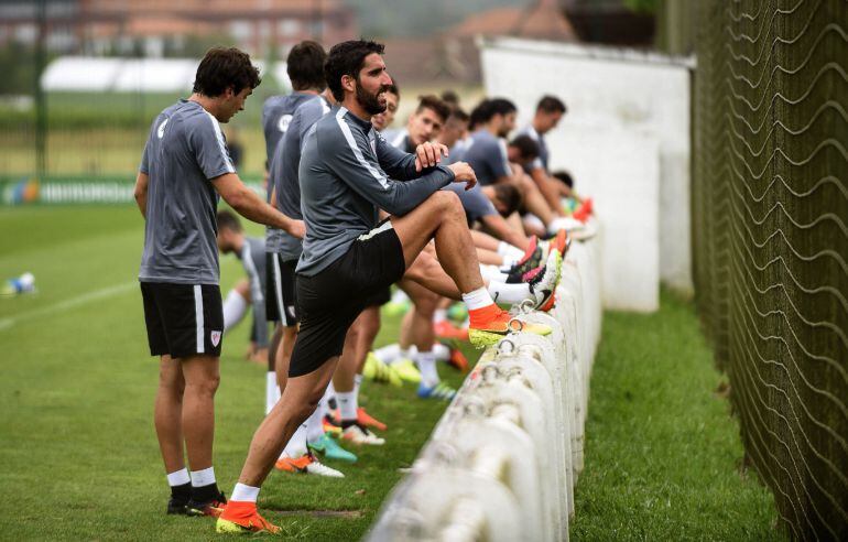 El delantero del Athletic Club Raúl García durante el primer entrenamiento de la pretemporada 2016-2017