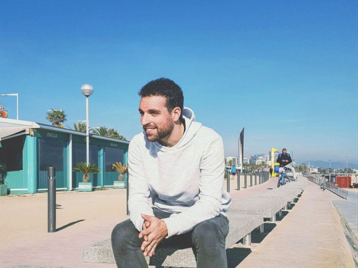 Edgar: "Pese a mis 27 años, pese a que tengo un sueldo fijo, mis padres me ayudan económicamente"