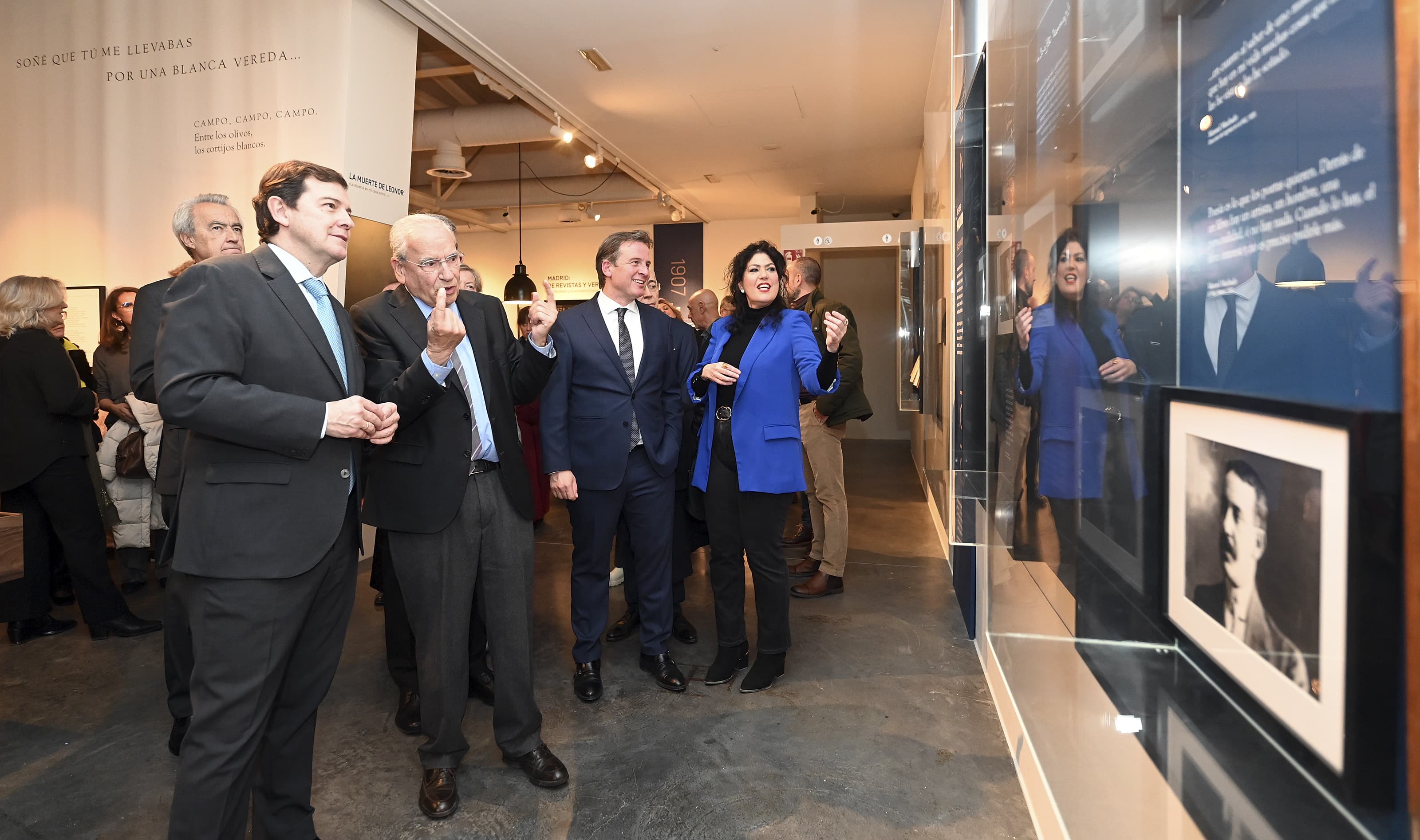 Alfonso Fernández Mañueco y Alfonso Guerra en la exposición sobre &#039;los Machado&#039; que acoge la Fundación Círculo