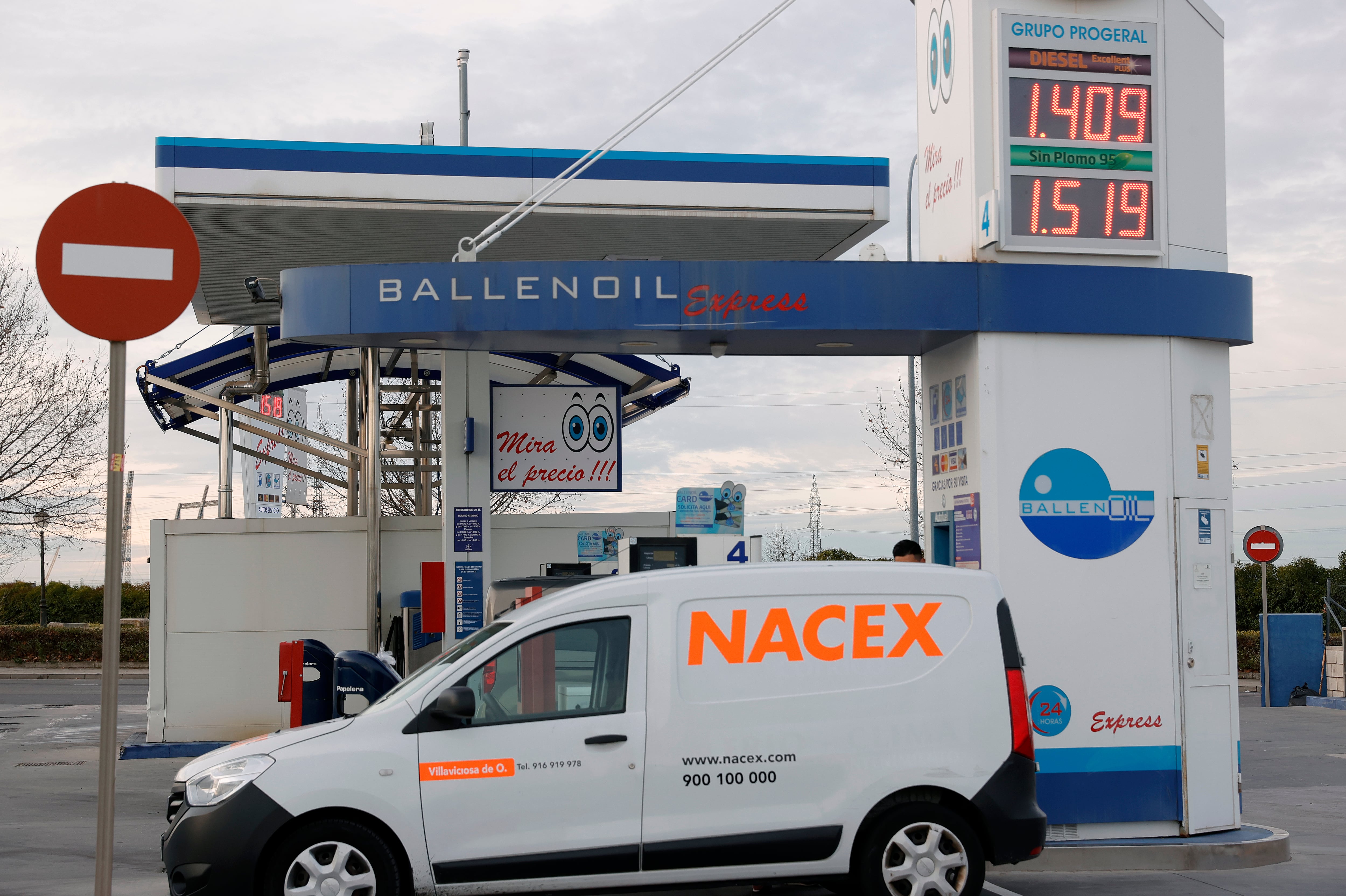 Un vehículo de una empresa de mensajería reposta combustible en una gasolinera de bajo coste de Madrid.