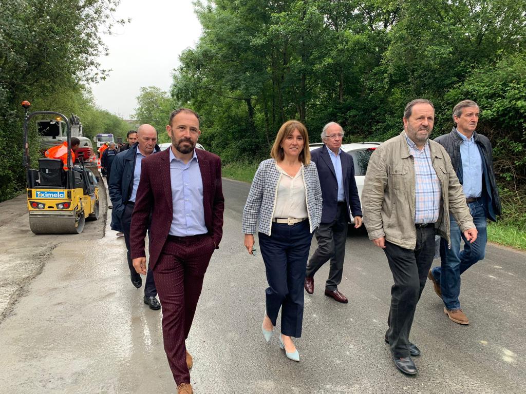 Denis Itxaso, Amaia Barredo y Txomin Sagarzazu, en la visita a las obras de Jaizubia.