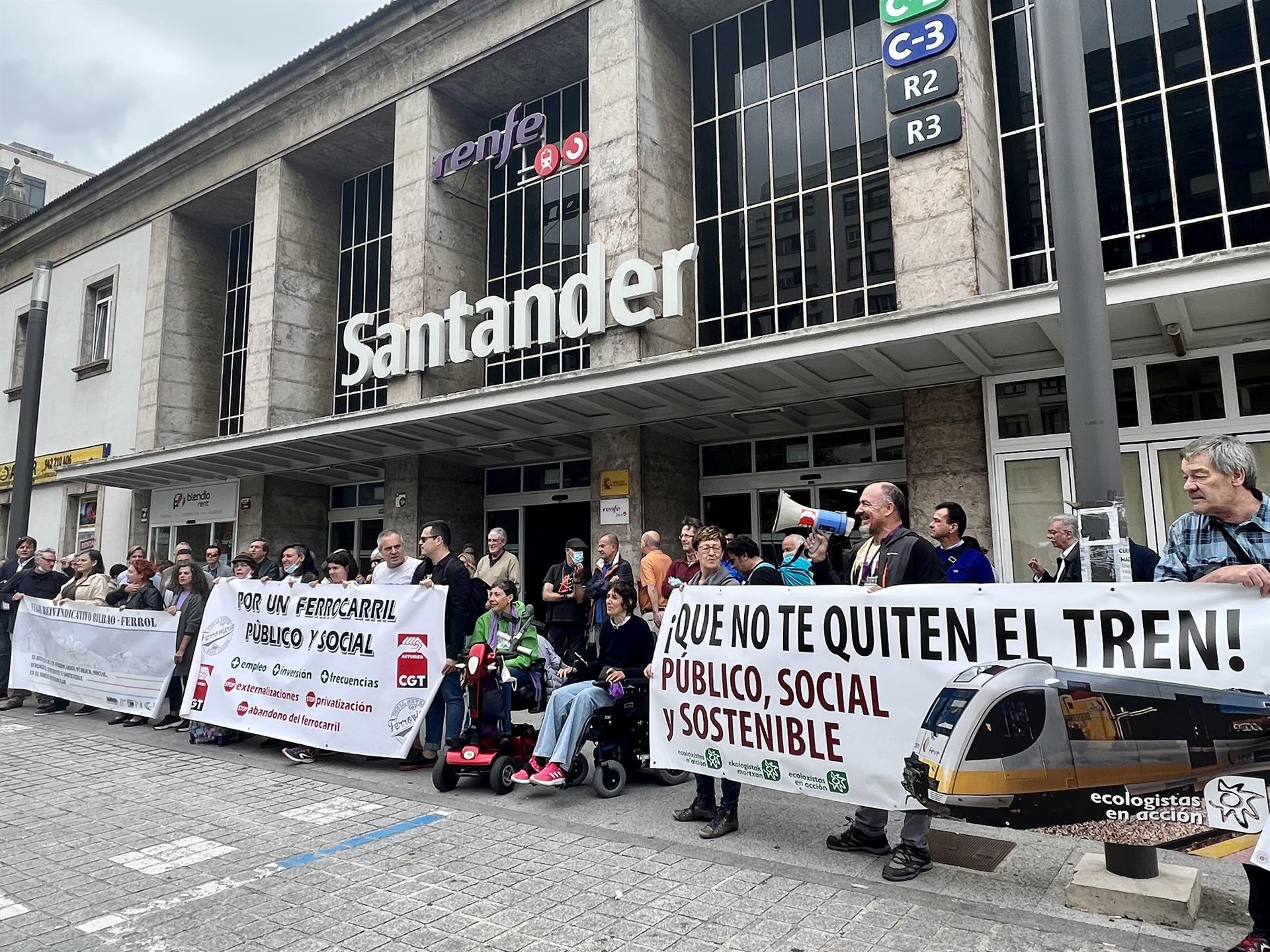 Movilización en defensa del ferrocarril en Santander.