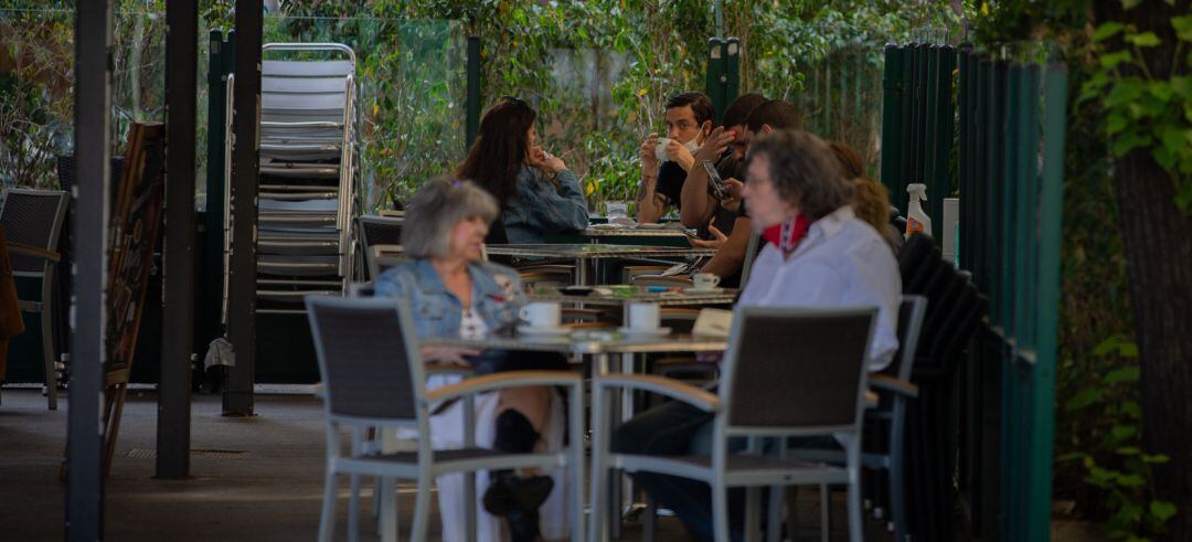 Varias personas disfrutan en una terraza de un bar