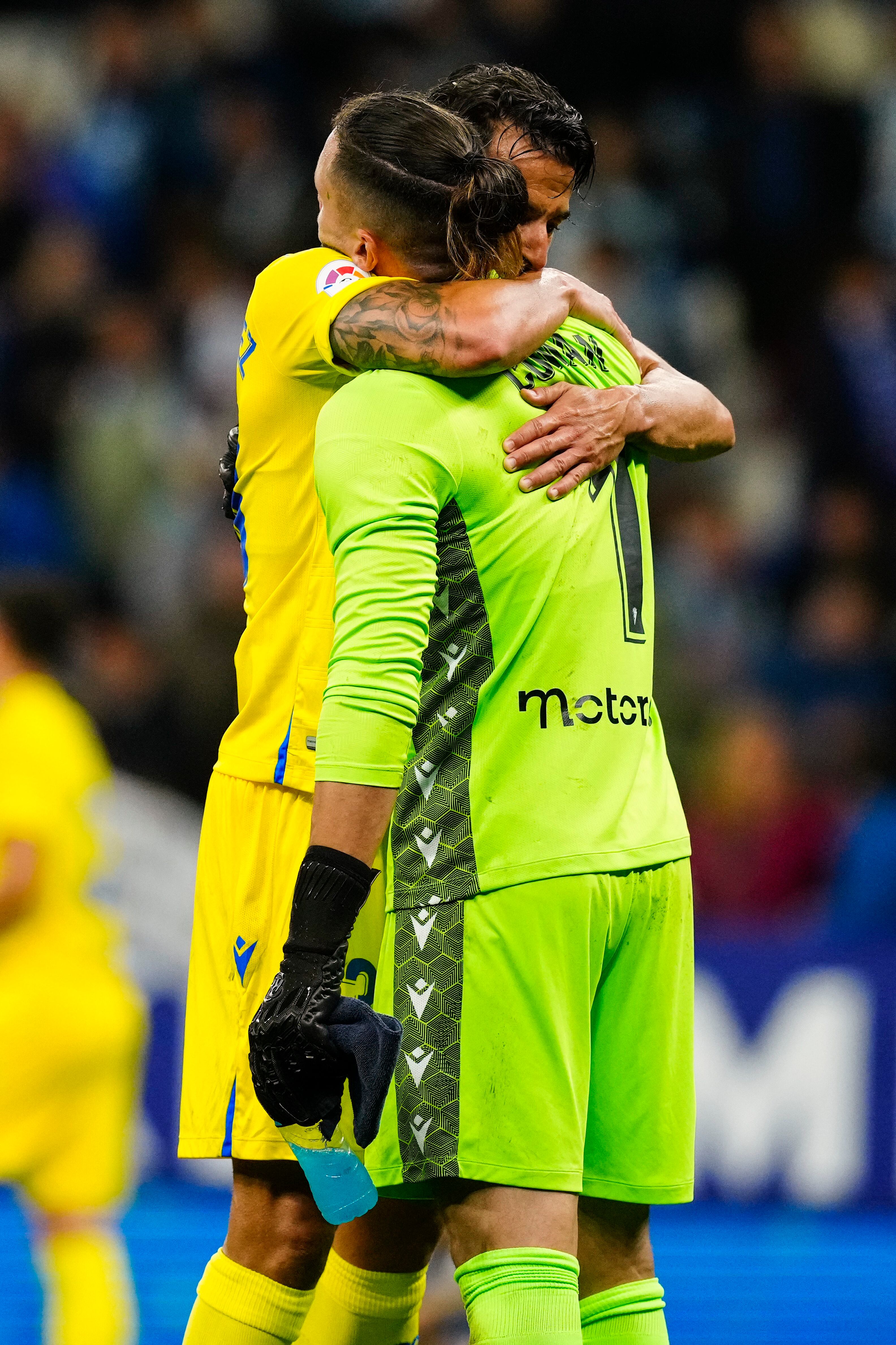 CORNELLÁ - EL PRAT (BARCELONA), 21/04/2023.- Los jugadores del Cádiz, el argentino Jeremías Ledesma (d) y Luis Hernández, a la finalización del encuentro correspondiente a la jornada 30 en Primera División que han disputado hoy viernes frente al Espanyol en el RCD Stadium, en Cornellár-El Prat, Barcelona. EFE / Enric Fontcuberta.
