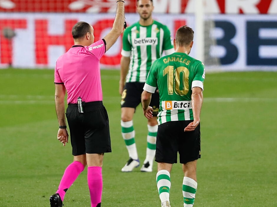 Mateu Lahoz saca una tarjeta a Canales.