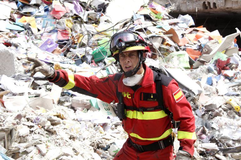 Fotografía facilitada por la Unidad Militar de Emergencias (UME) española, de uno de sus 45 integrantes, que continúa en Manta con las labores de rescate para buscar supervivientes entre los escombros del terremoto que azotó el sábado la costa norte del p