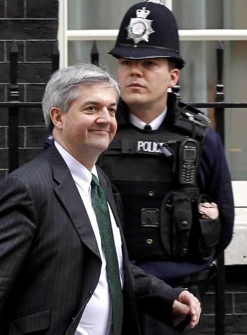 Fotografía de archivo del ministro británico de Energía, Chris Huhne, a su salida del número 10 de Downing Street, en Londres