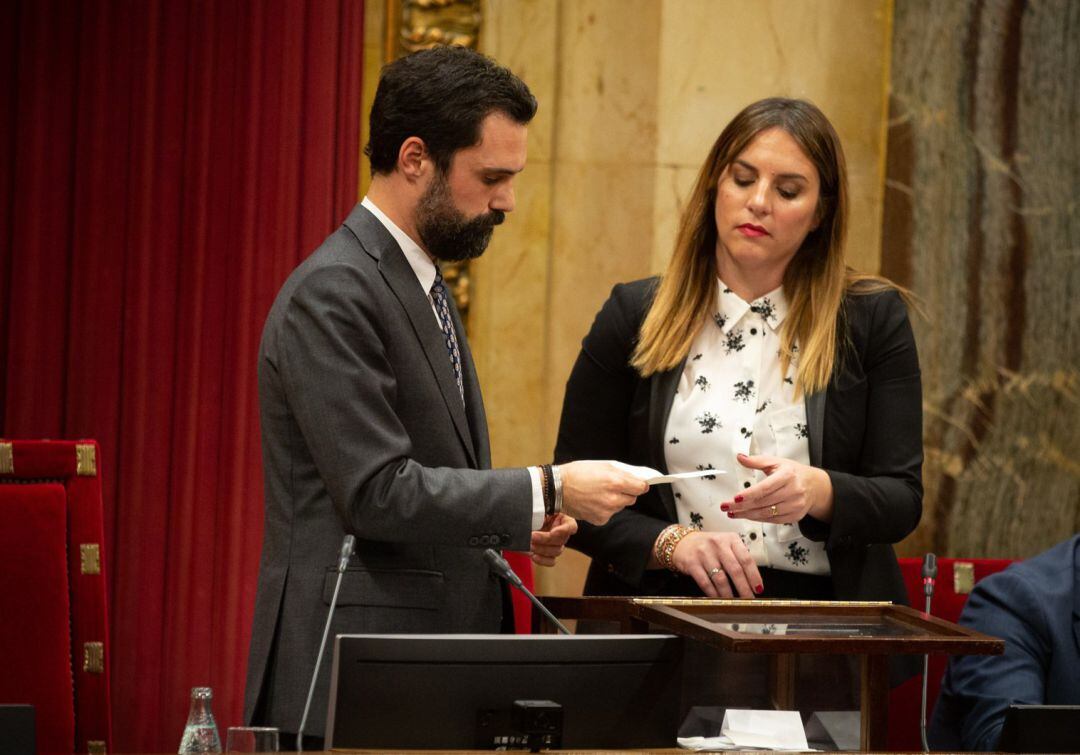 El presidente del Parlament, Roger Torrent, en una votación en el Pleno del Parlament