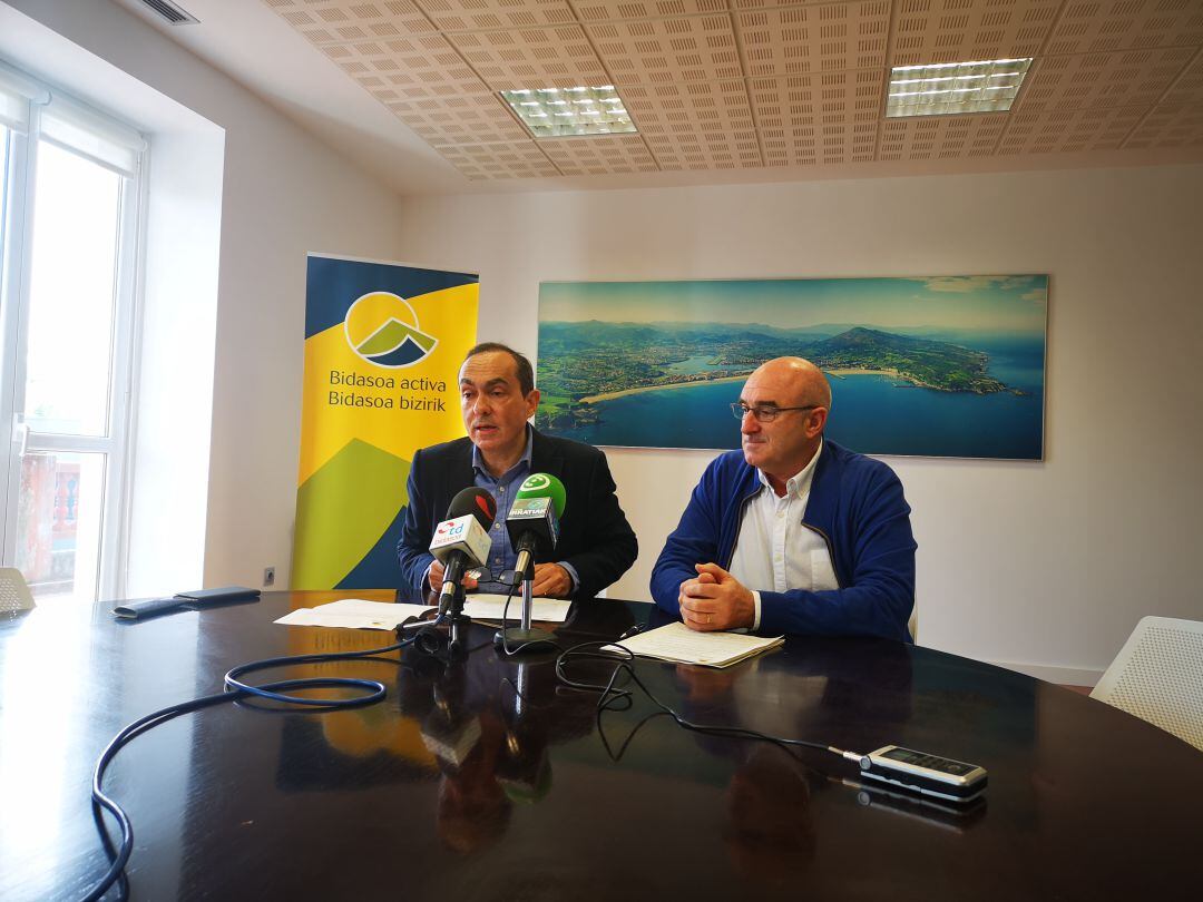 Miguel Ángel Páez, presidente de Bidasoa Activa y Juan María Altuna, vicepresidente, en la rueda de prensa sobre la Semana del Empleo.