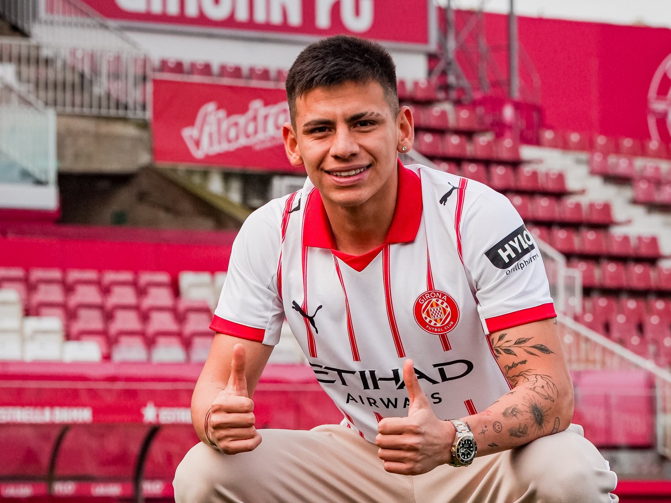 Echeverri posa con la camiseta del Girona. Girona FC X