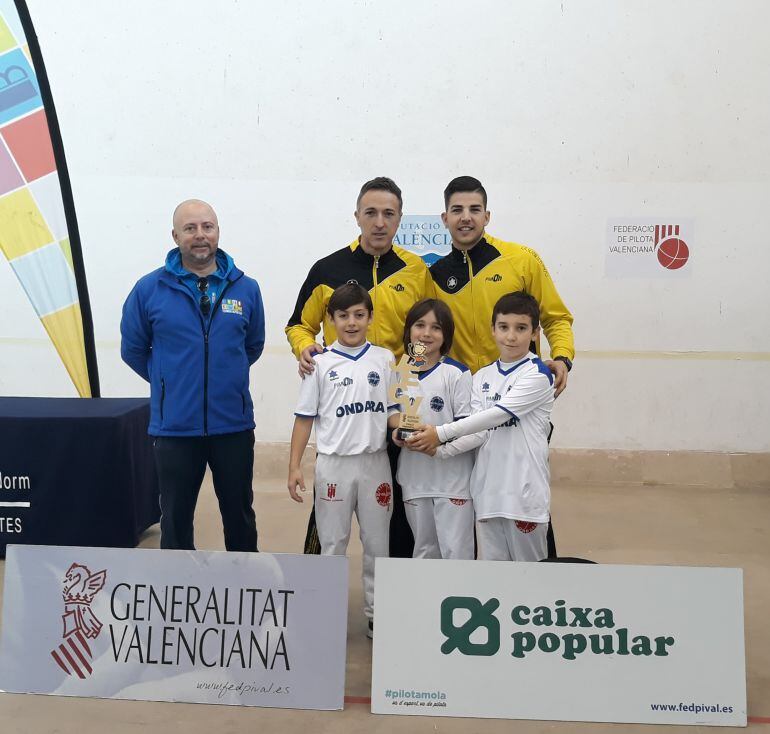 El equipo Benjamín de la Escuela Municipal de Pilota de Ondara, con sus entrenadores.