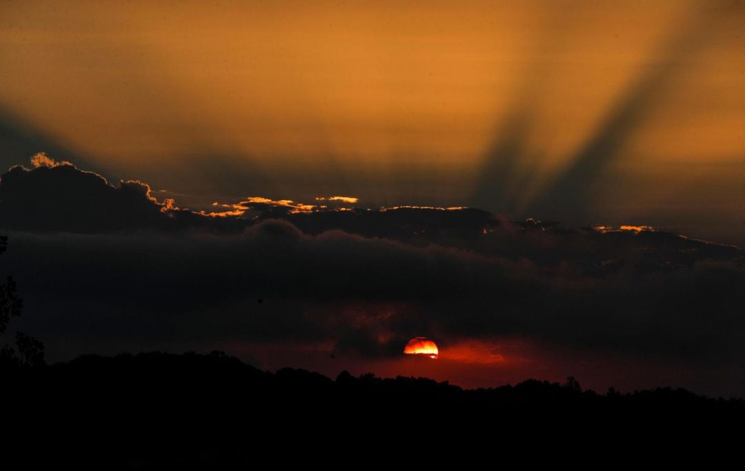  Vista del amanecer este viernes sobre el monte Zorroaga de San Sebastián. El episodio de calor que azota al país y mantiene en alerta a 13 comunidades, entre ellas Euskadi, se ha recrudecido, con 9 de ellas en nivel meteorológico naranja, frente a las seis de ayer con dicho riesgo, por temperaturas que superarán los 40 grados en amplias zonas. 