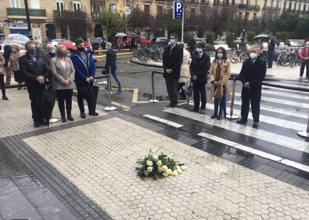 Colocación de una placa en memoria de Begoña Urroz, en una imagen de archivo