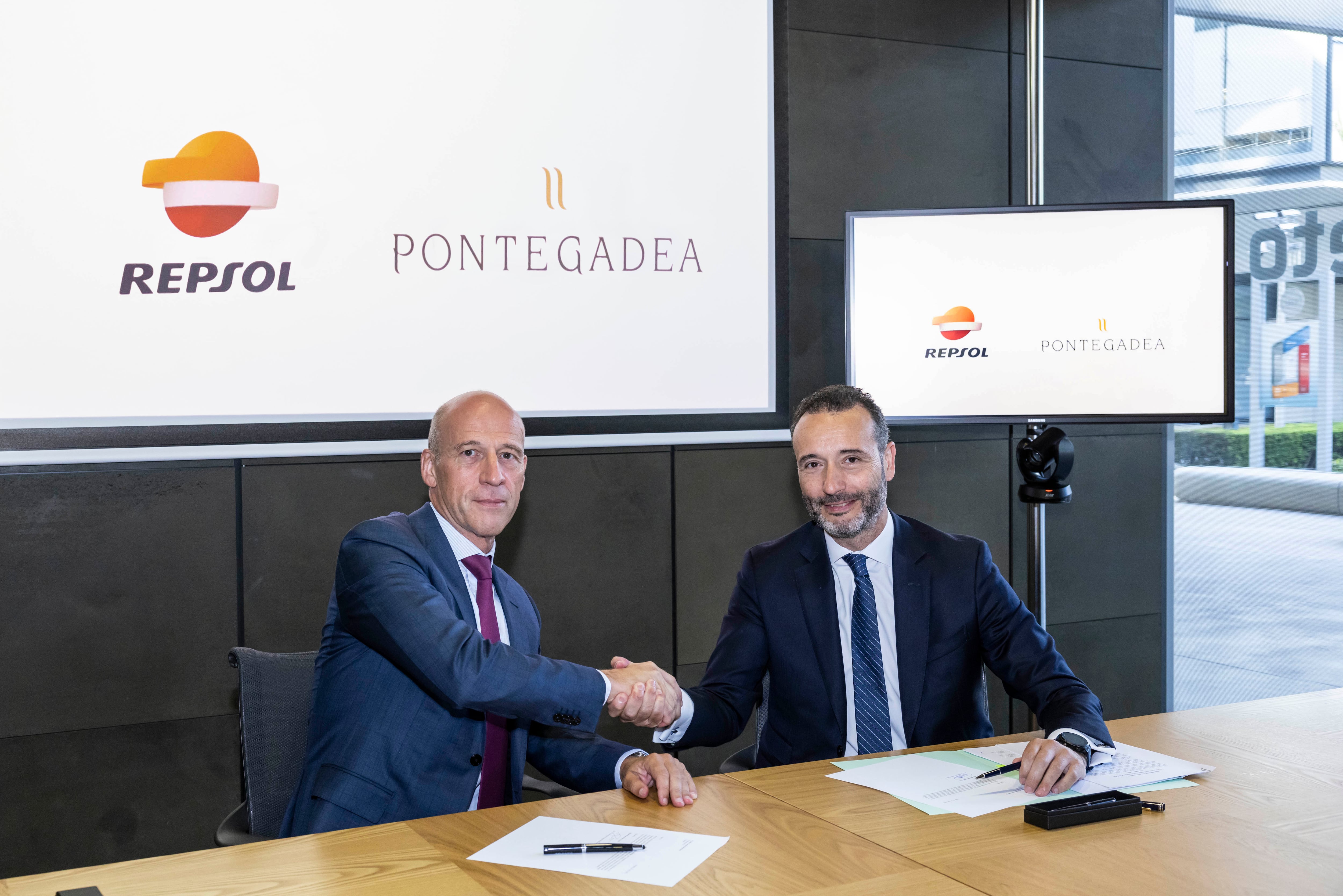 El Director Ejecutivo de Generación Baja en Carbono de Repsol, Joao Costeira junto al Consejero Delegado de Pontegadea, Roberto Cibeira, en la firma del acuerdo de Kappa.