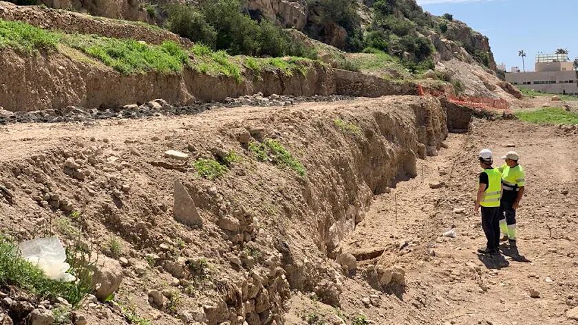 Operarios trabajando en la zona del Parque de La Hoya.