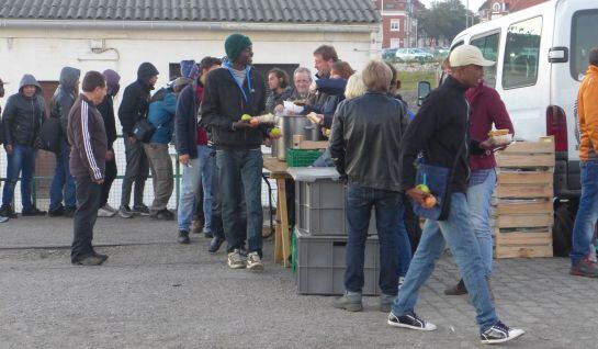 Reparto de comida entre los inmigrantes en Calais