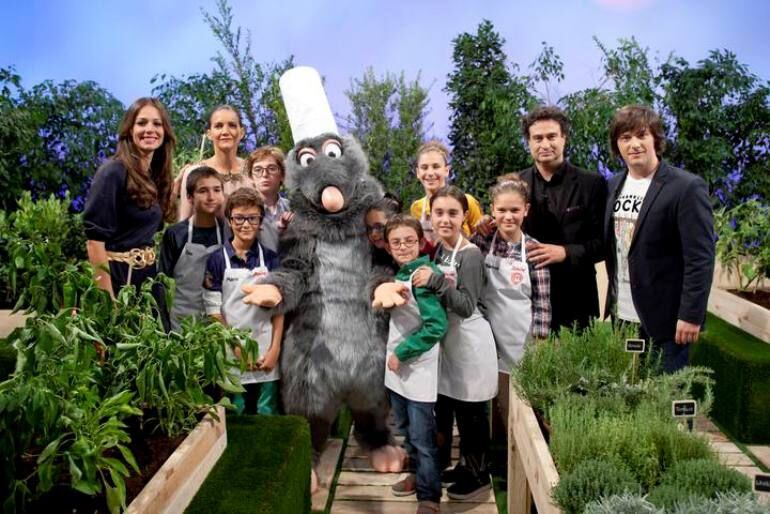 Algunos de los participantes en la primera edición de MasterChef Junior, con el jurado y Ratatouille.