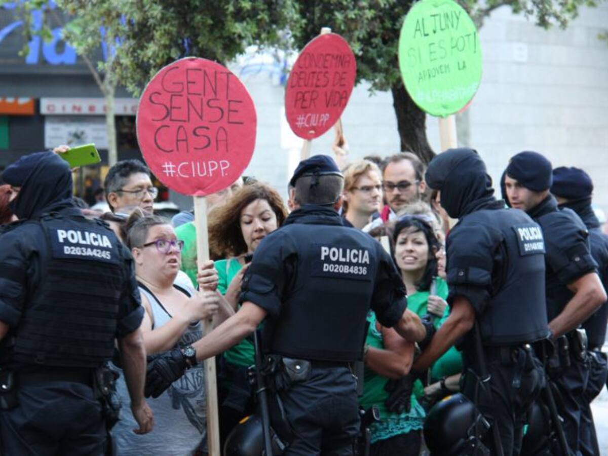Un grupo antidesahucios protesta contra Rajoy en Barcelona