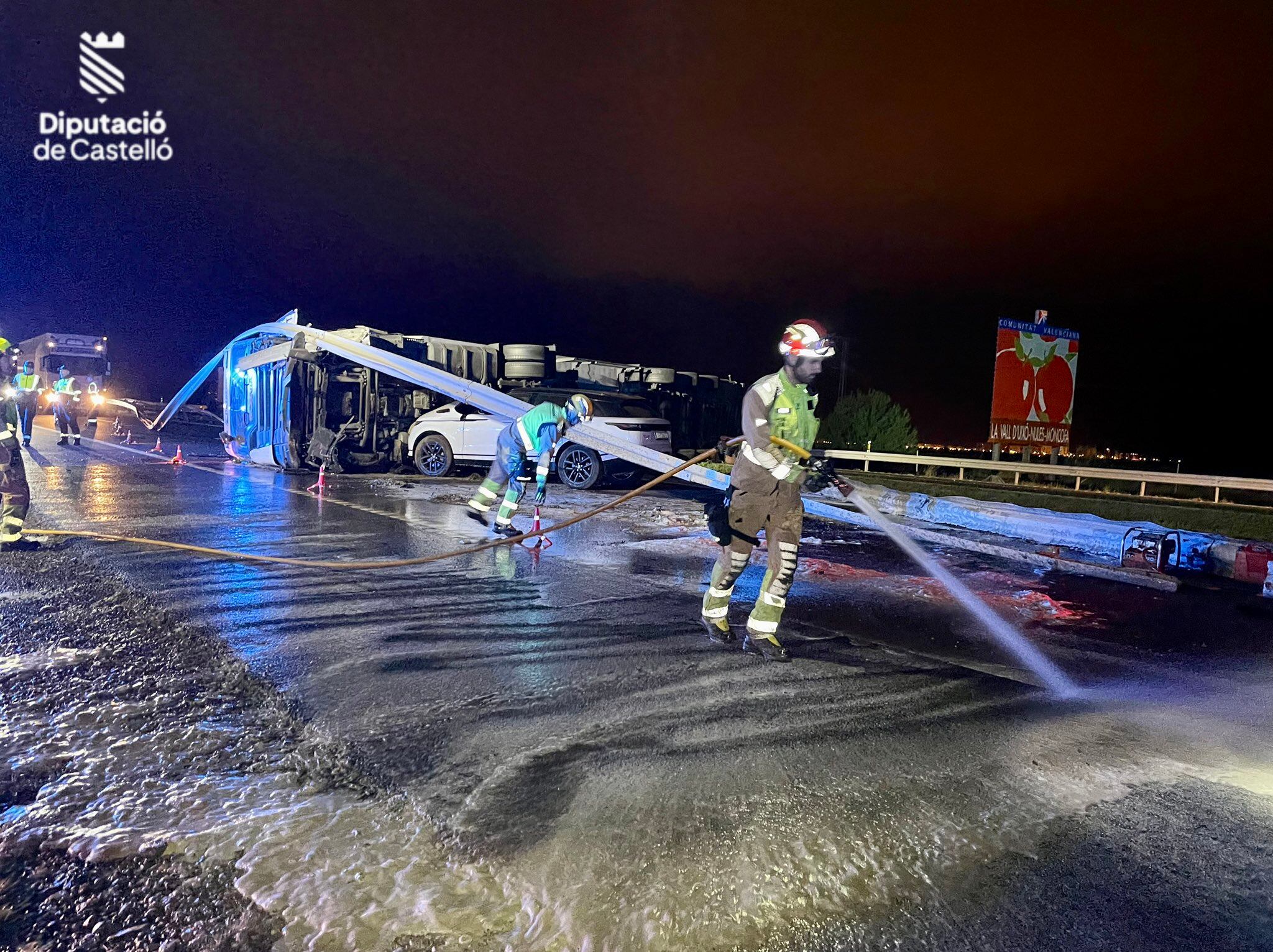 Los Bomberos han trabajado durante toda la madrugada en el accidente de Moncofa.