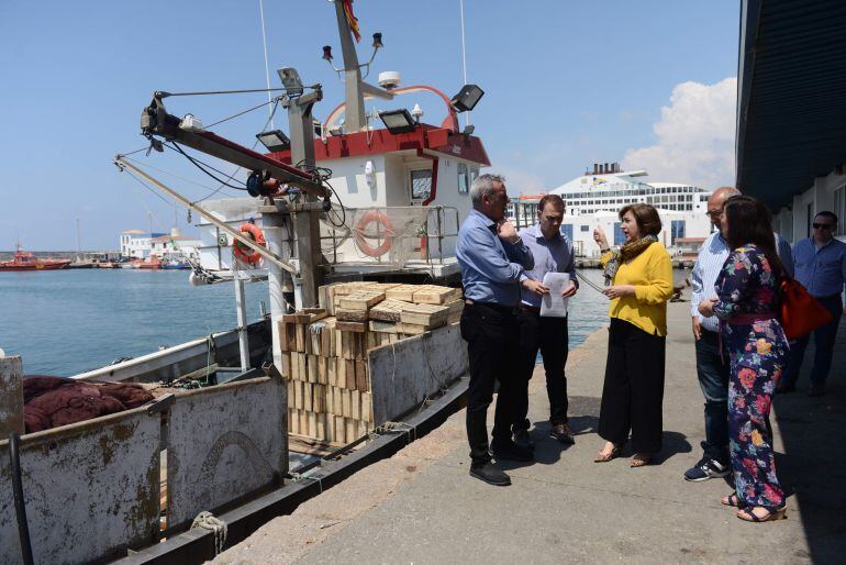 La delegada del gobierno en Granada, Sandra García, junto con el delegado de pesca, Manuel García, se reunén con el patrón mayor de la cofradia de pescadores de Motril donde asiste también Alicia Crespo y Francisco Álvarez de la Chica