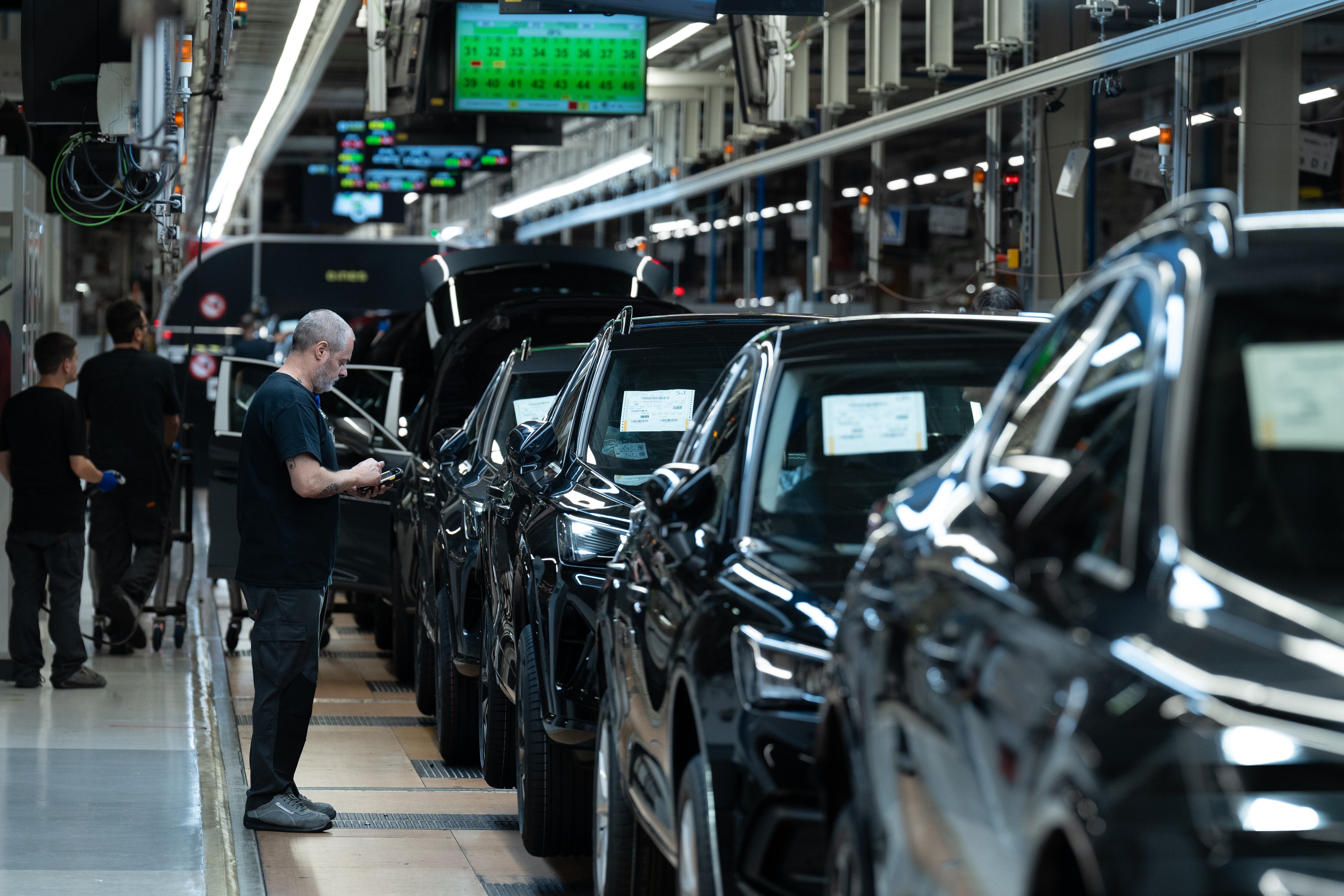 Modelos del Cupra Fomentor y Cupra León durante su fabricación en Martorell (Barcelona), el pasado junio.