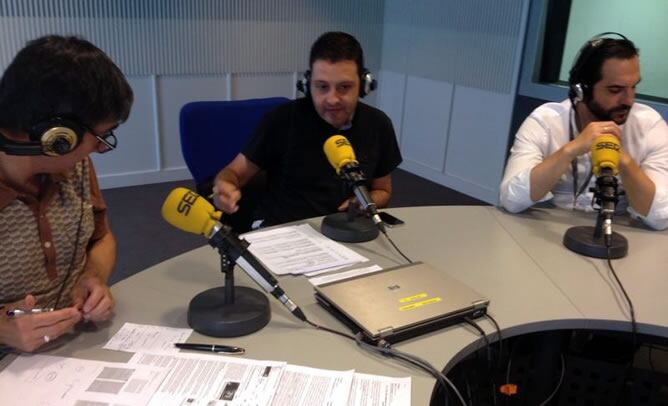 Mario Sandoval (a la derecha), junto a Pedro Blanco y Javier Torres en la mesa cultural de 'Hora 25'