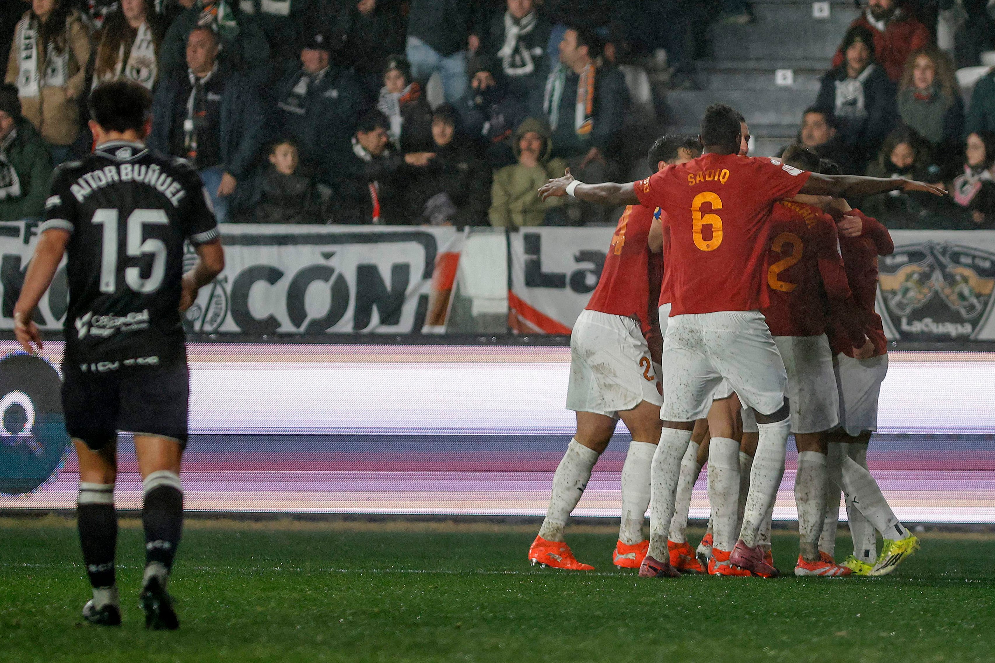 BURGOS, 15/01/2026.- Los jugadores del Valencia celebran el primer gol del equipo durante el partido de octavos de final de Copa del Rey que Burgos CF y Valencia CF disputan este jueves en el estadio de El Plantío, en Burgos. EFE/Santi Otero