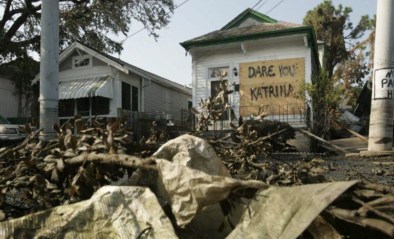 SAT08 NUEVA ORLEANS (ESTADOS UNIDOS) 26/08/2015 .- Fotografía de archivo fechada el 13 de septiembre de 2005 que muestra el mensaje &quot;Te reto Katrina&quot; en la fachada de una casa que resistió al huracán Katrina en Nueva Orleans, Louisiana, Estados Unidos. EE