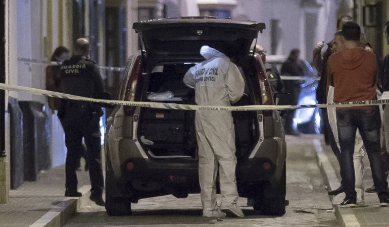 GRA316. ARAHAL (SEVILLA), 12-12-2016.- Agentes de Criminalística de la Guardia Civil en la puerta de la vivienda de la calle Pedrera de la localidad sevillana de Arahal donde han sido encontrados hoy los cuerpos sin vida de una mujer y su hija, con indici