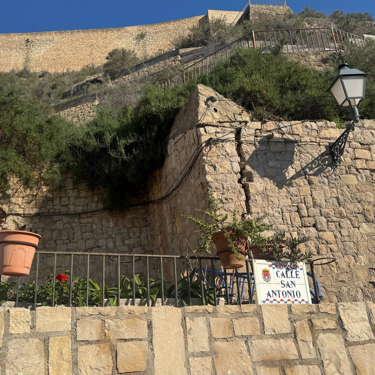 El PSOE alerta de la aparición de grandes grietas en muros de Santa Cruz a pocos días del inicio de la Semana Santa