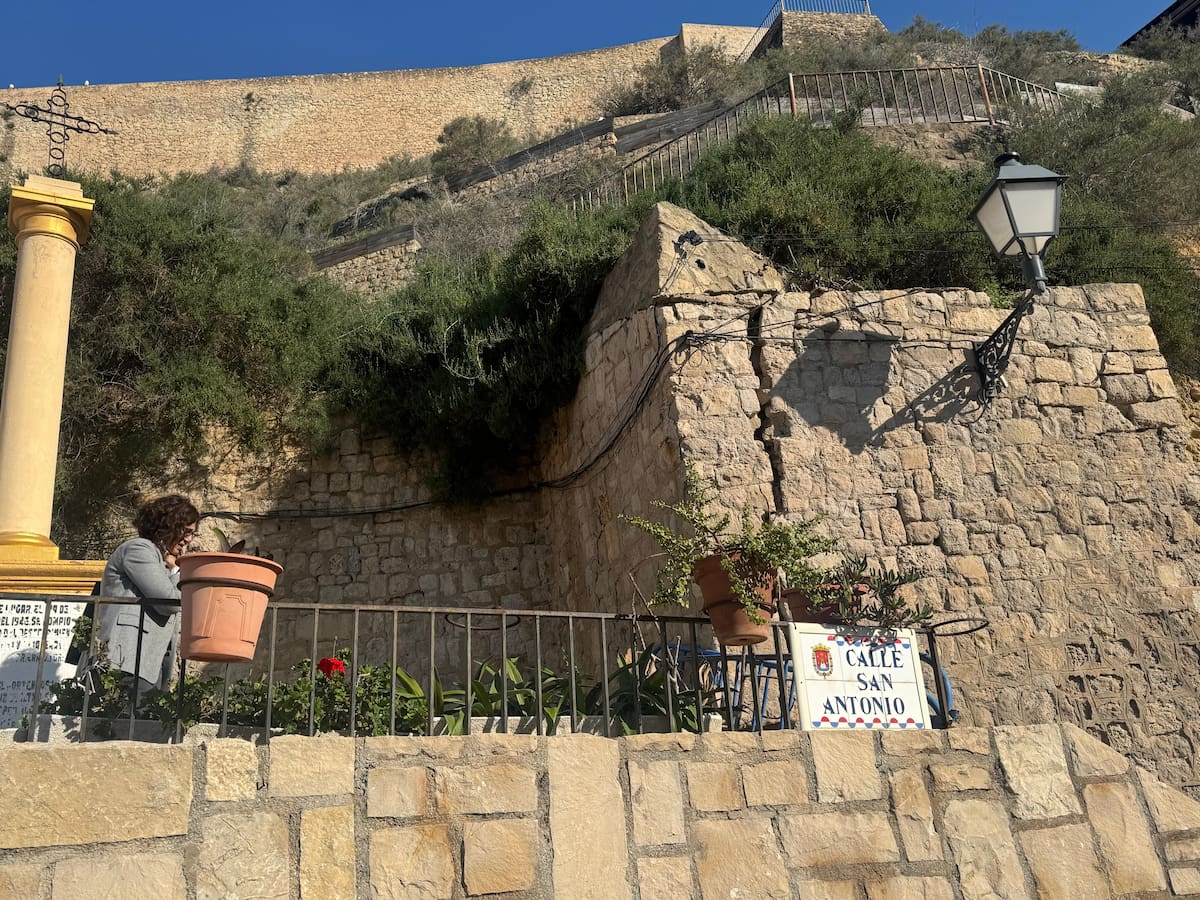 El PSOE alerta de la aparición de grandes grietas en muros de Santa Cruz a pocos días del inicio de la Semana Santa