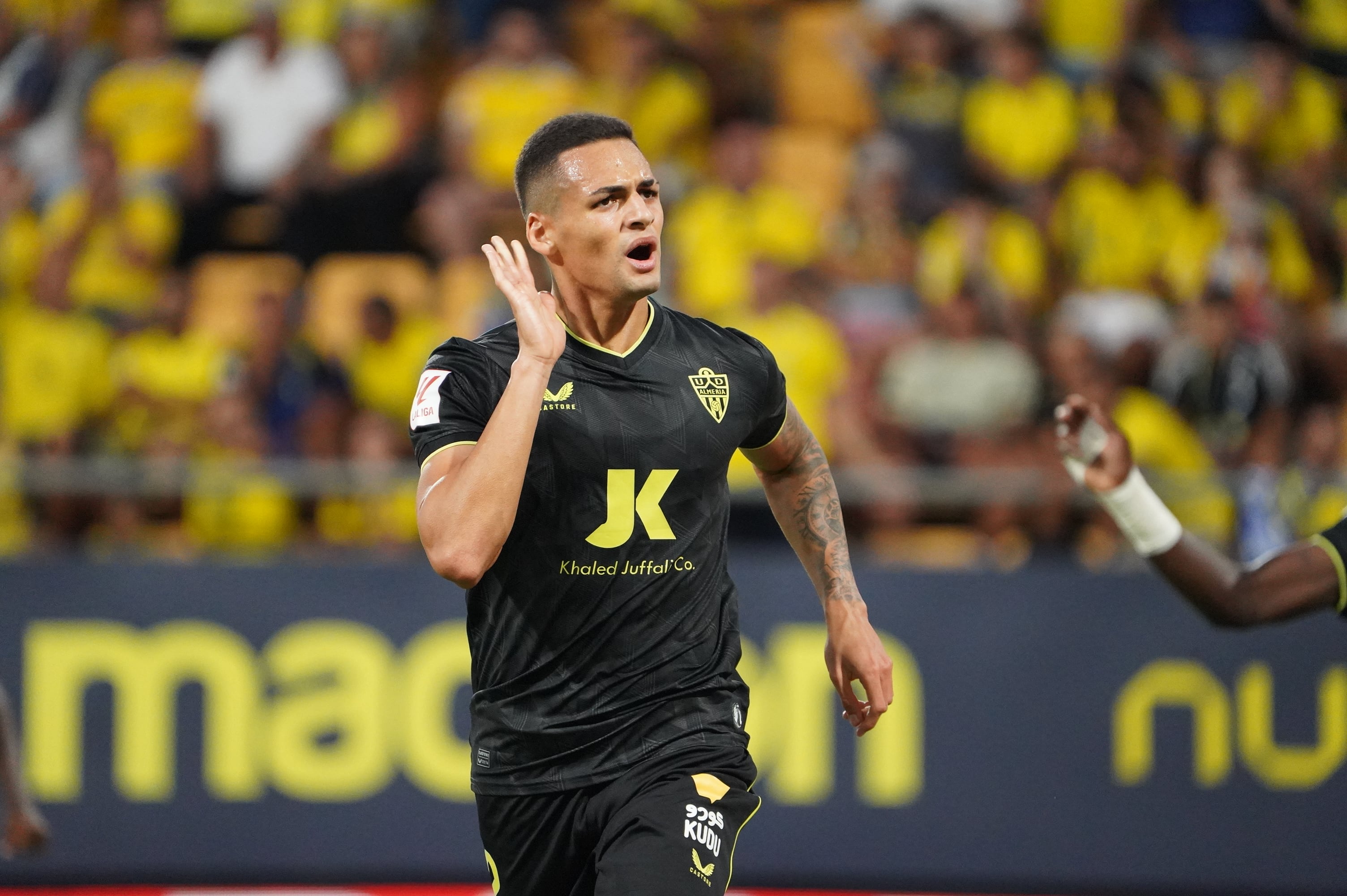 Kaiky Fernandes celebrando el gol que le daba un puntazo al Almería en el Nuevo Mirandilla.